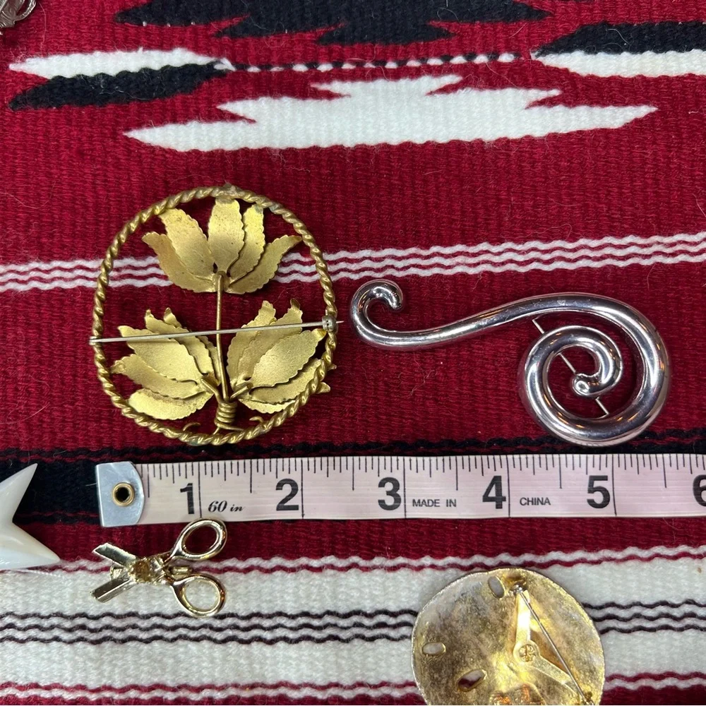 Vintage brooch lot of 5 flower scissors star Sand dollar and music note spiral - Picture 14 of 16
